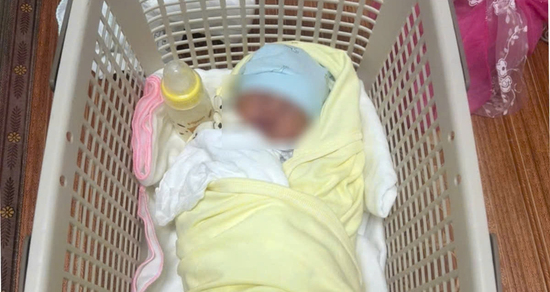 Bé trai 4 ngày tuổi bị bỏ rơi ở bụi chuối cạnh đường vào nghĩa trang