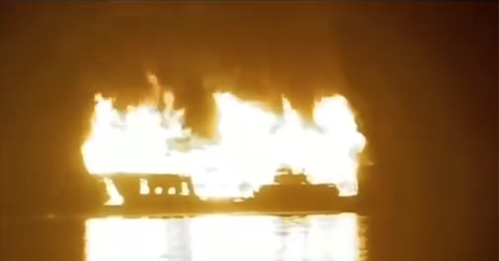 Cháy tàu du lịch chở 41 người trên vịnh Hạ Long