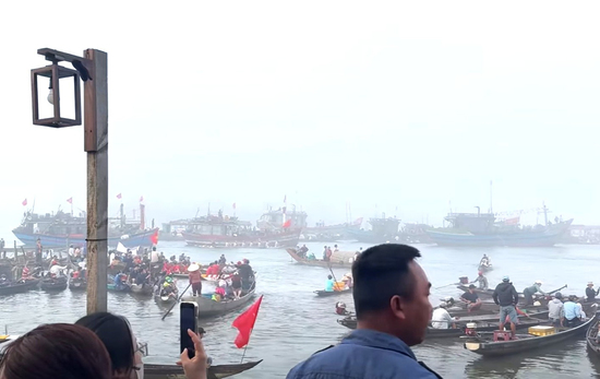 Lật thuyền khi xem đua ghe ở TP Huế, 2 mẹ con tử vong