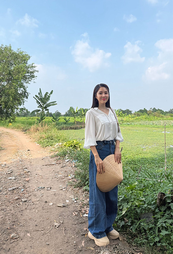 Lê Phương giản dị đi du xuân đầu năm - Ảnh 2.