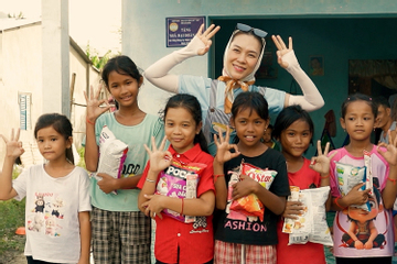 Thái độ lạ của Mỹ Tâm khi thấy thiếu nhi miền Tây không biết mình là ai