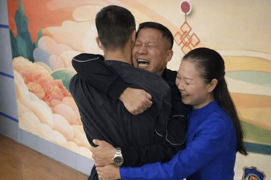 Tìm thấy con trai bị bắt cóc sau 24 năm, người cha để con về với bố mẹ nuôi và từ đó họ không còn liên lạc nữa