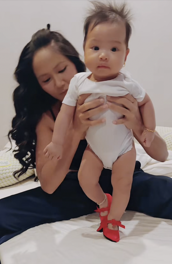 Con gái H'Hen Niê gây sốt với biểu cảm hài hước khi đi giày cao gót - Ảnh 2.