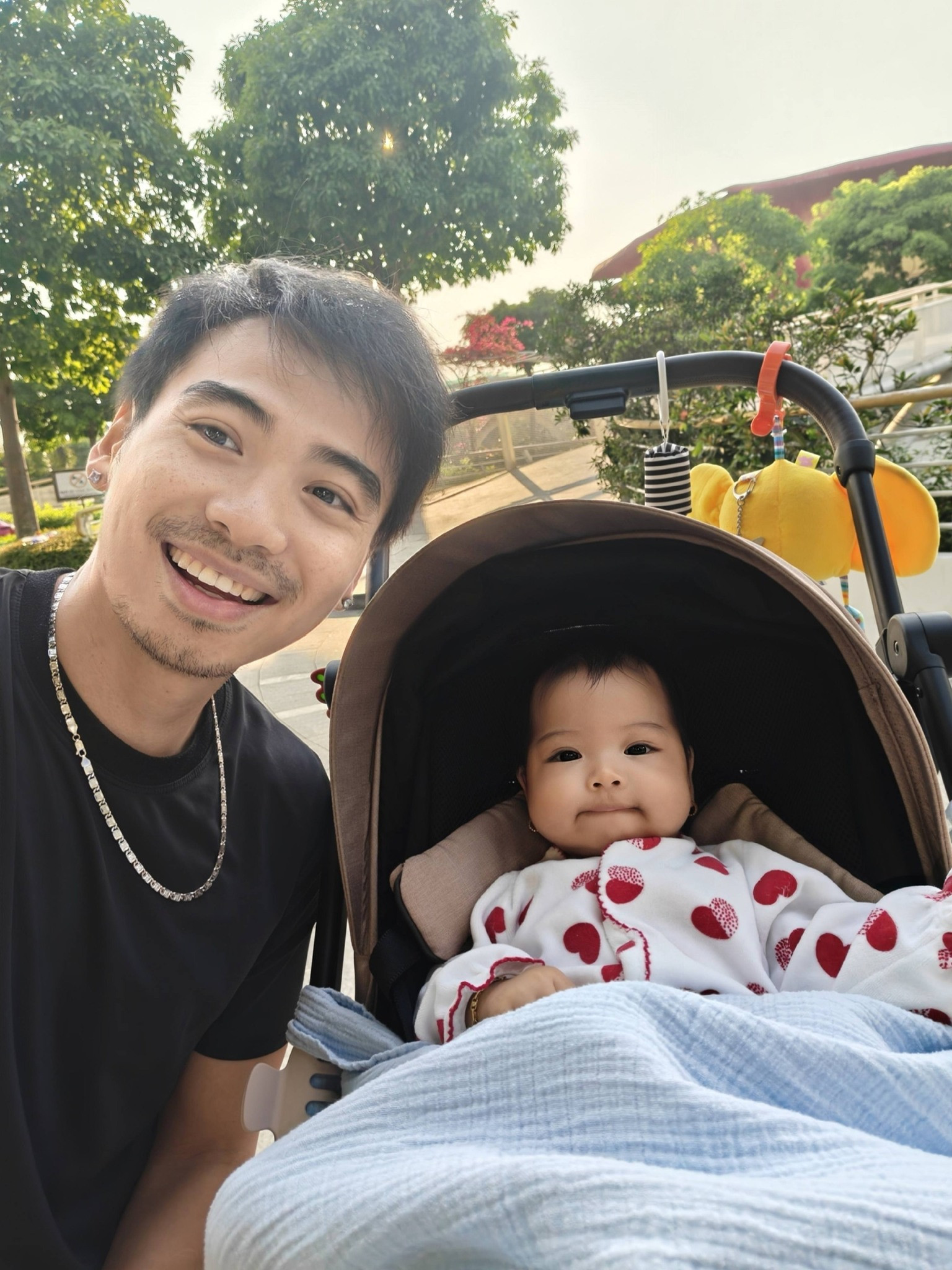 Con gái H'Hen Niê gây sốt với biểu cảm hài hước khi đi giày cao gót - Ảnh 5.