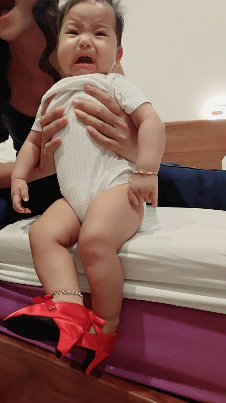 Con gái H'Hen Niê gây sốt với biểu cảm hài hước khi đi giày cao gót - Ảnh 3.
