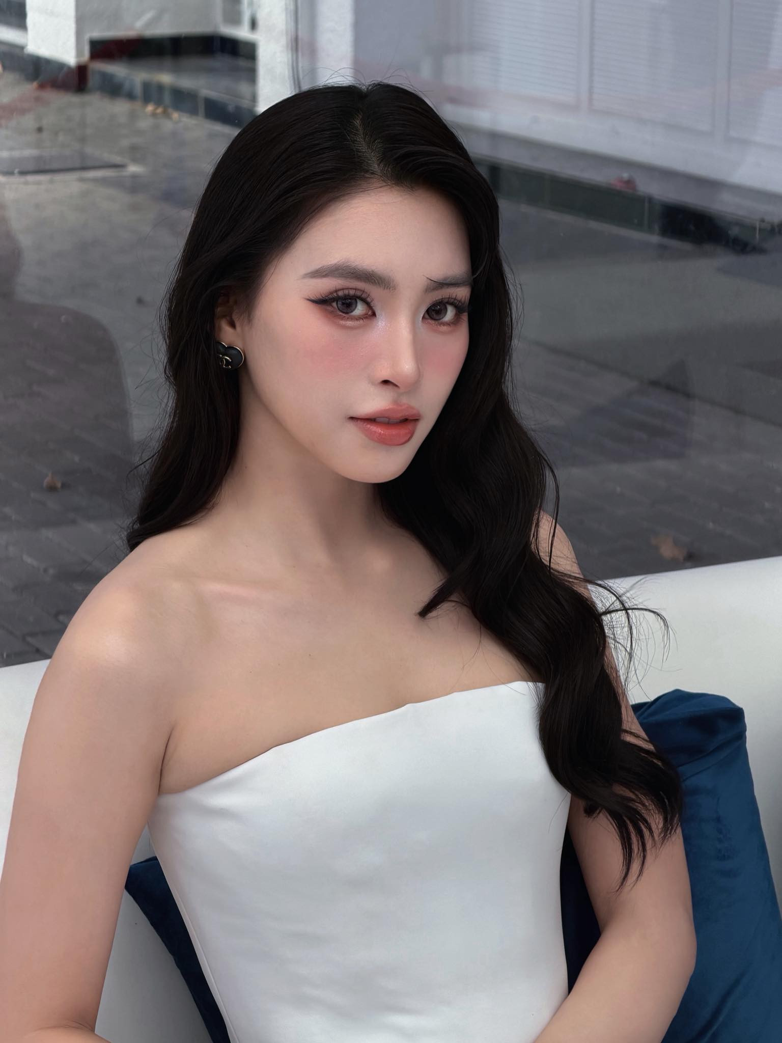 Gây tranh cãi vì tham gia sự kiện có logo app cá cược, Hoa hậu Tiểu Vy xin lỗi- Ảnh 1.