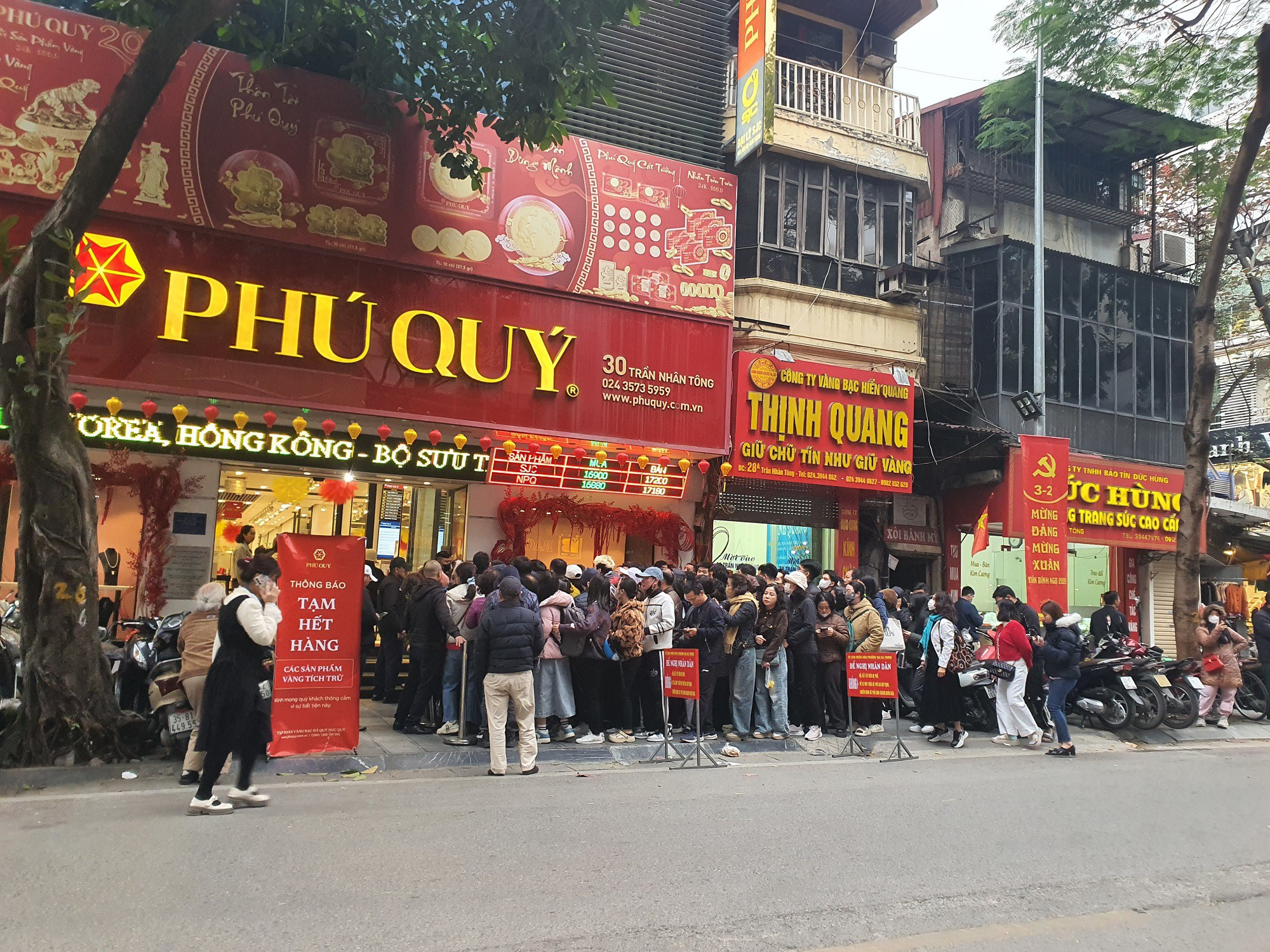 gia vang ngay 2 2 tiep tuc giam choang ngop bien nguoi xep hang tren pho vang ha noi mua hay ban 2 3 1770004878 871 width2000height1500