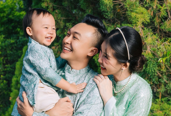 Vợ chồng Hoa hậu Lê Âu Ngân Anh đưa con trai đi chơi Tết sớm