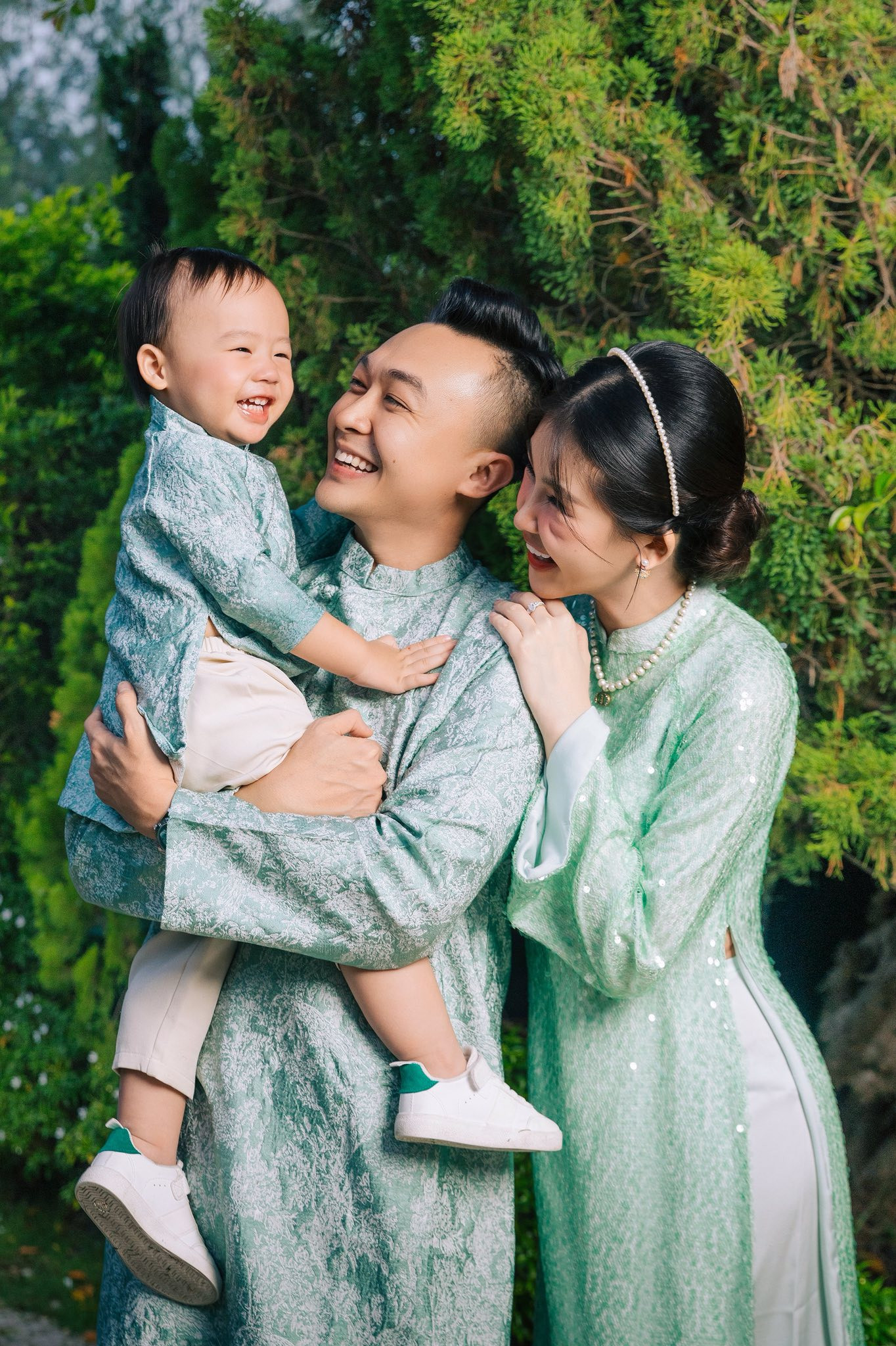 Vợ chồng Hoa hậu Lê Âu Ngân Anh đưa con trai đi chơi Tết sớm - Ảnh 2.