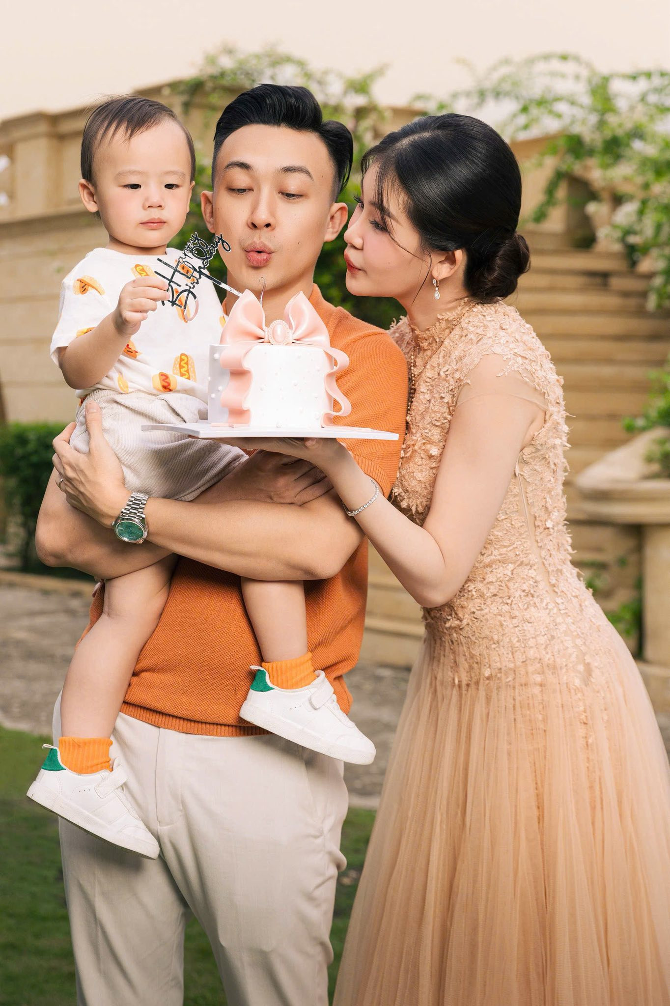 Vợ chồng Hoa hậu Lê Âu Ngân Anh đưa con trai đi chơi Tết sớm - Ảnh 9.