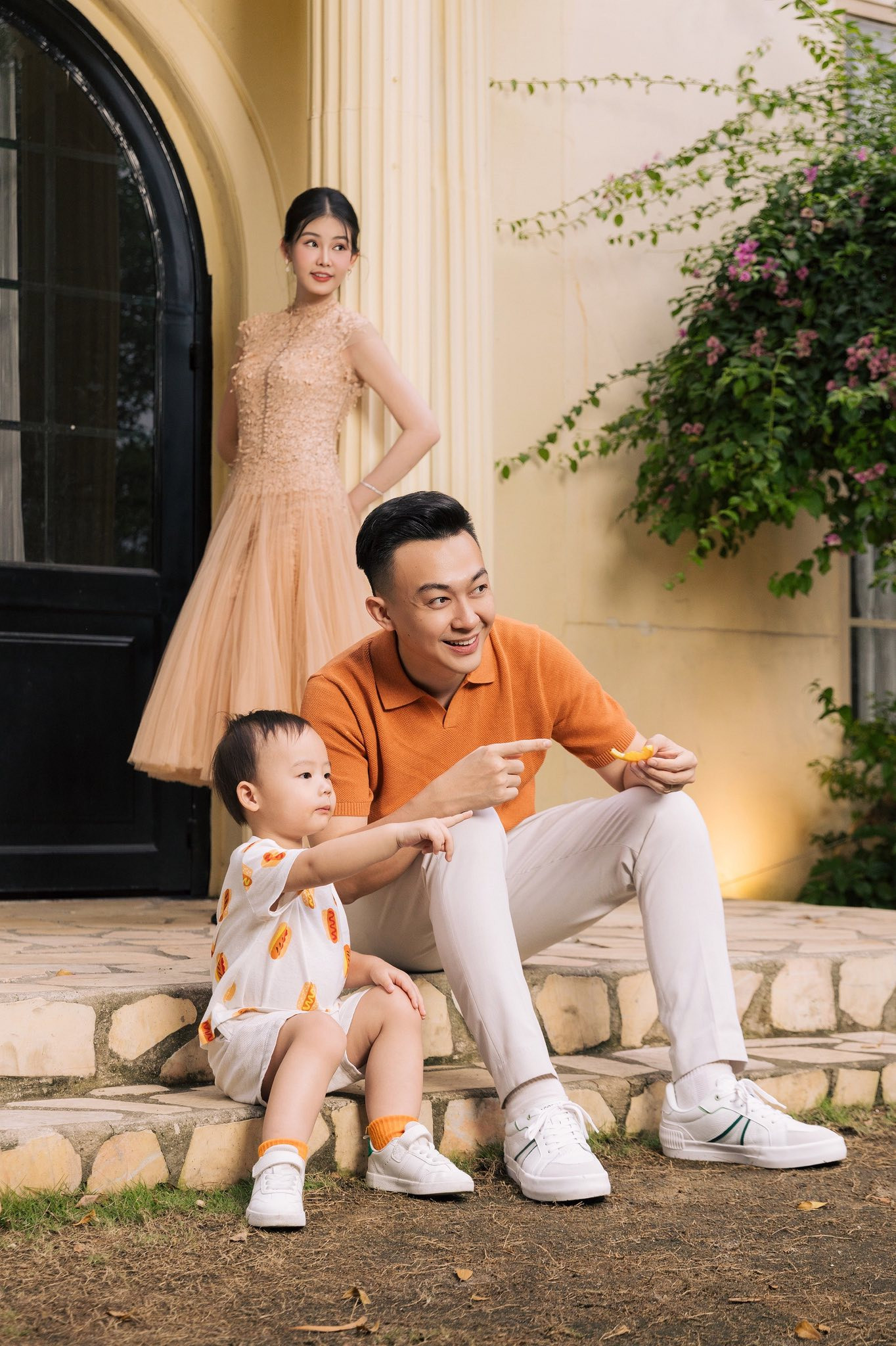 Vợ chồng Hoa hậu Lê Âu Ngân Anh đưa con trai đi chơi Tết sớm - Ảnh 7.