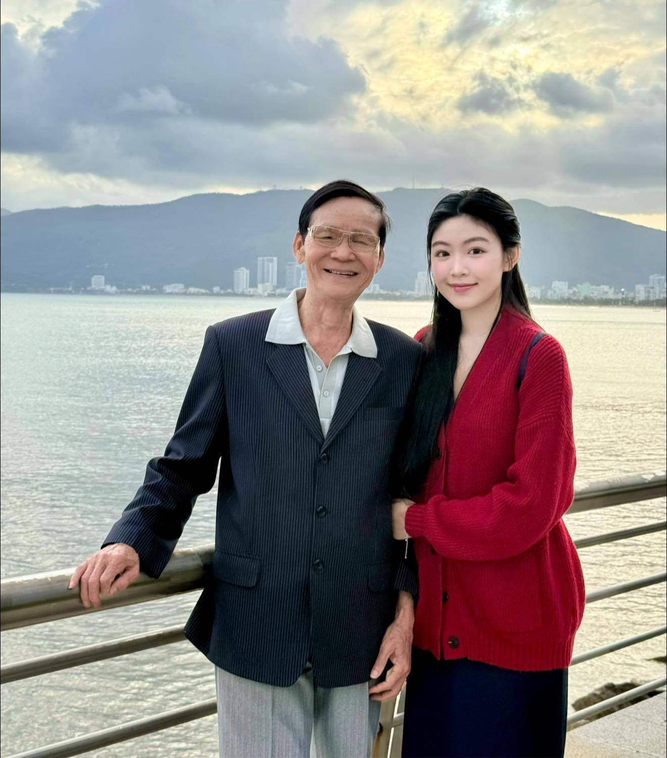 Bố mẹ vợ MC Quyền Linh gây chú ý với diện mạo U90 , U80 khỏe mạnh - Ảnh 2.