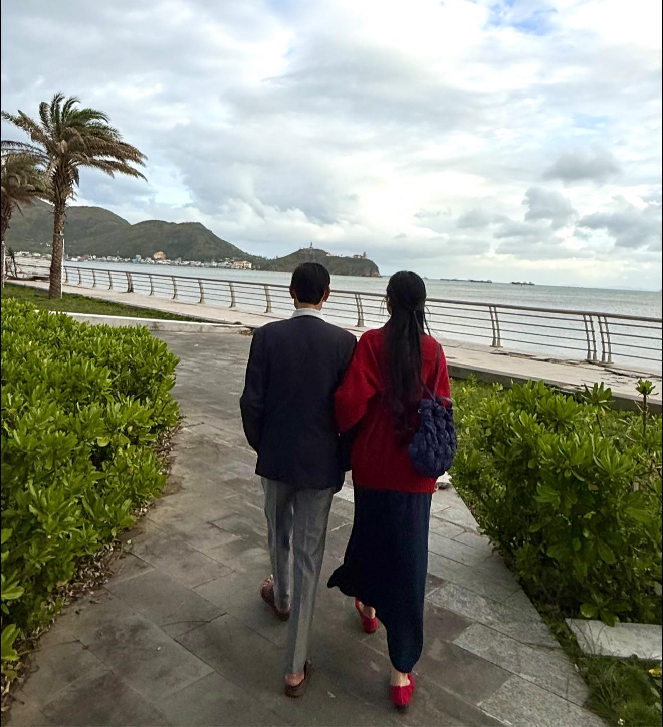 Bố mẹ vợ MC Quyền Linh gây chú ý với diện mạo U90 , U80 khỏe mạnh - Ảnh 3.