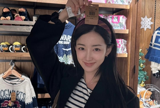 Chân dung cựu thần tượng K-pop rời showbiz để trở thành tiếp viên hàng không