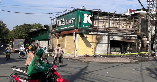 Cháy lớn tiệm bánh giữa ngã tư ở TPHCM, nhiều tài sản bị thiêu rụi