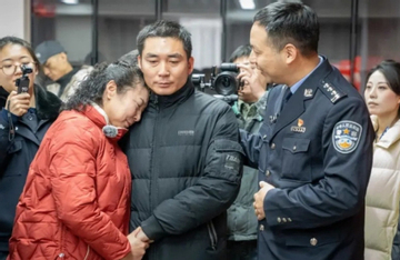 Con trai 3 tuổi mất tích khi đi sắm Tết, 37 năm sau mẹ vỡ òa giây phút đoàn tụ