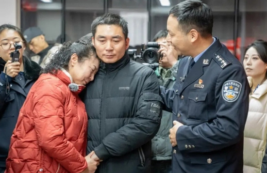 Con trai 3 tuổi mất tích khi đi sắm Tết, 37 năm sau mẹ vỡ òa giây phút đoàn tụ