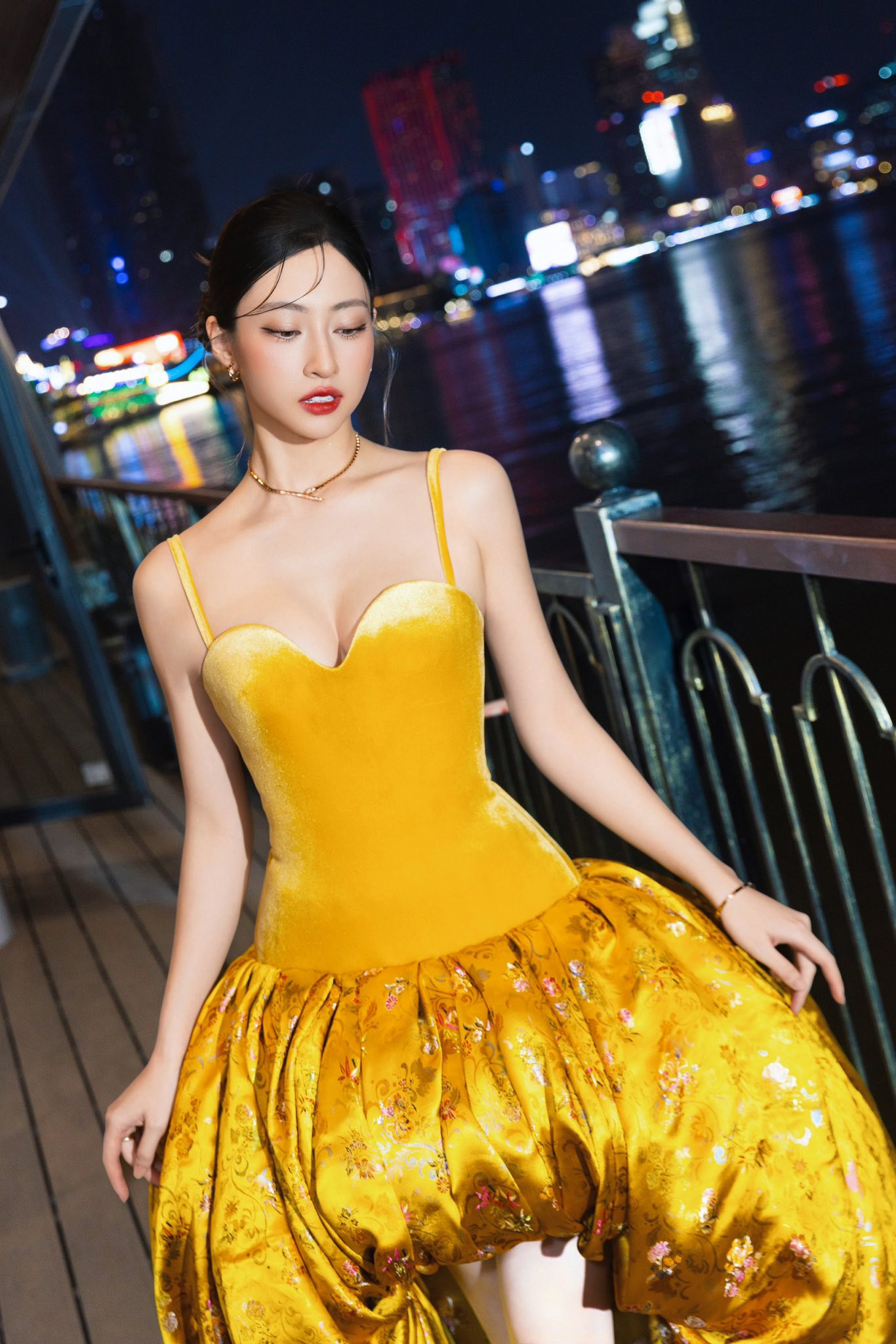 Lương thùy Linh khoe lưng trần quyến rũ đầy gợi cảm tại Phú Quốc 2026 - Ảnh 7.