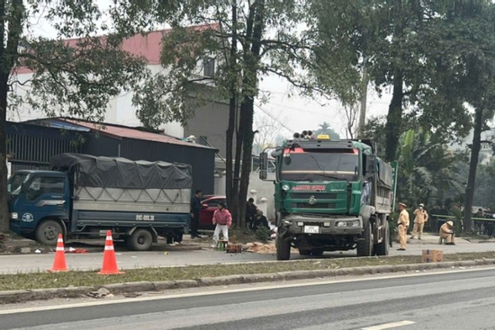 Một cán bộ CSGT tử vong trong vụ 2 xe tải va chạm ở Thái Nguyên