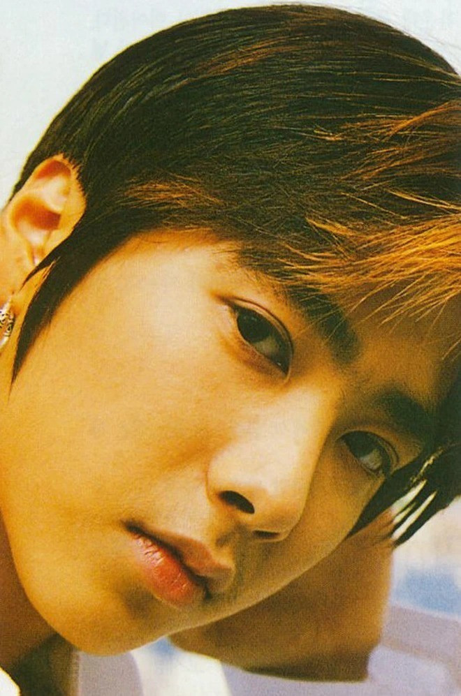 Một tấm ảnh khác hồi trẻ của Go Ji Yong ra.