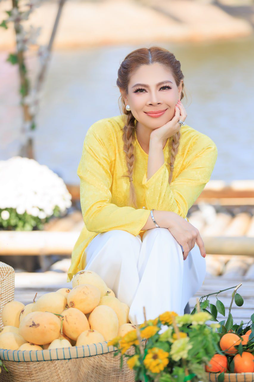 Về Việt Nam, Thanh Thảo bện tóc 2 bên 'cưa sừng' khoe nhan sắc thời 'búp bê'  - Ảnh 3.