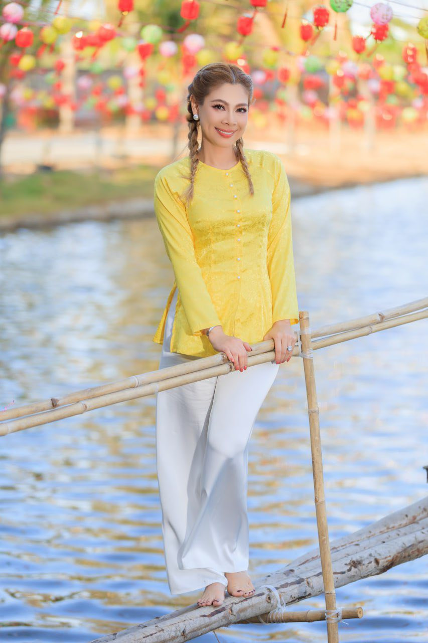 Về Việt Nam, Thanh Thảo bện tóc 2 bên 'cưa sừng' khoe nhan sắc thời 'búp bê'  - Ảnh 9.