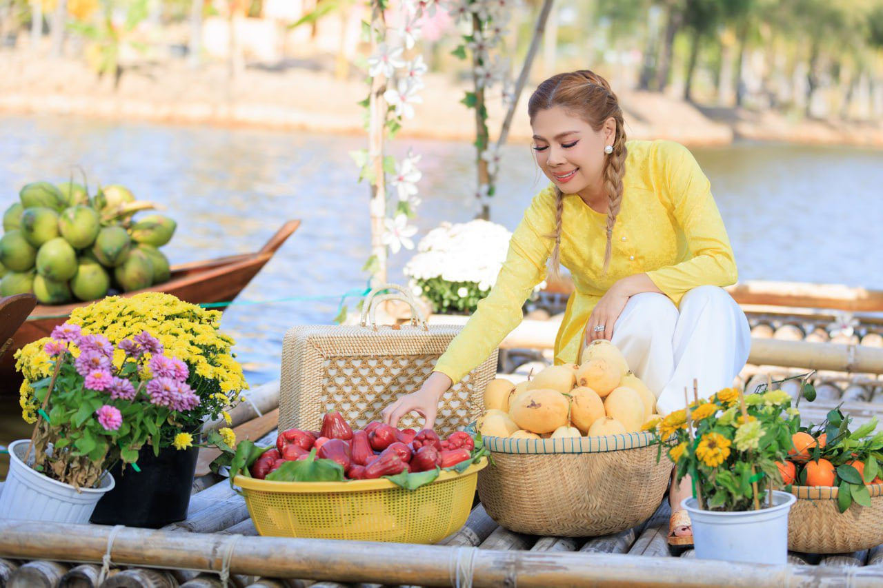 Về Việt Nam, Thanh Thảo bện tóc 2 bên 'cưa sừng' khoe nhan sắc thời 'búp bê'  - Ảnh 5.