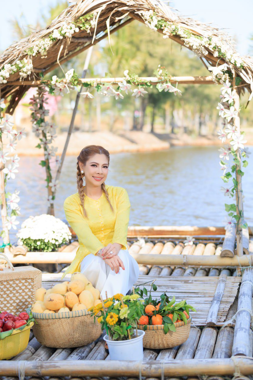 Về Việt Nam, Thanh Thảo bện tóc 2 bên 'cưa sừng' khoe nhan sắc thời 'búp bê'  - Ảnh 8.