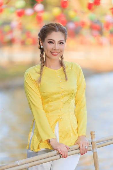 Về Việt Nam, Thanh Thảo bện tóc 2 bên 'cưa sừng' khoe nhan sắc thời 'búp bê'  - Ảnh 2.