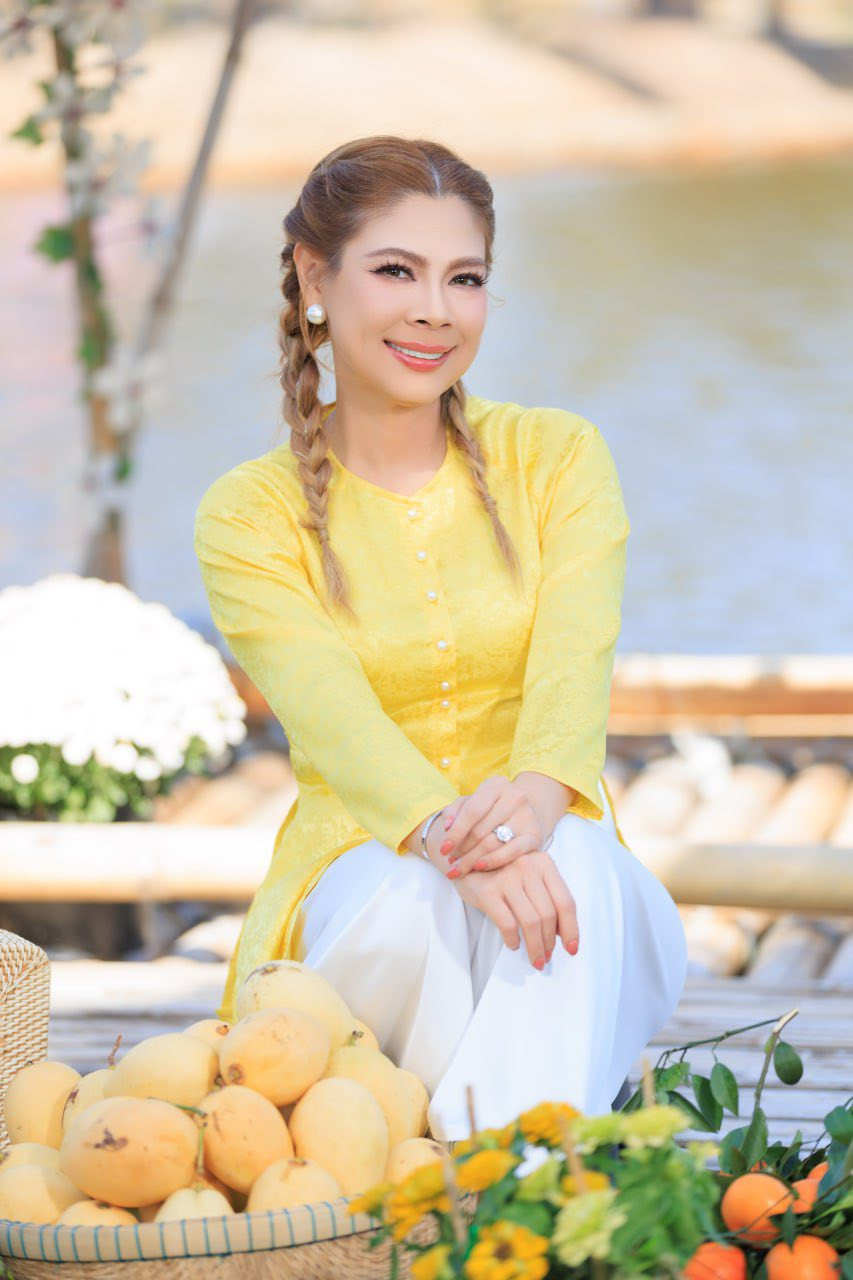 Về Việt Nam, Thanh Thảo bện tóc 2 bên 'cưa sừng' khoe nhan sắc thời 'búp bê'  - Ảnh 4.