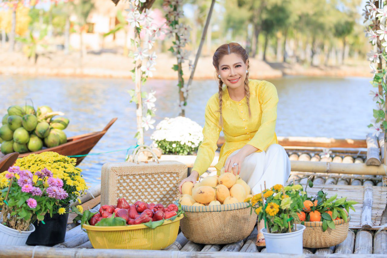 Về Việt Nam, Thanh Thảo bện tóc 2 bên 'cưa sừng' khoe nhan sắc thời 'búp bê' - Ảnh 6.