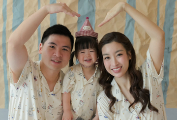 Con gái Đỗ Mỹ Linh biểu cảm siêu đáng yêu trong sinh nhật giản dị của bố đại gia