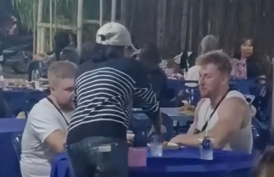 Đi qua đám tang, khách Tây tưởng nhà hàng liền vào gọi đồ và cái kết