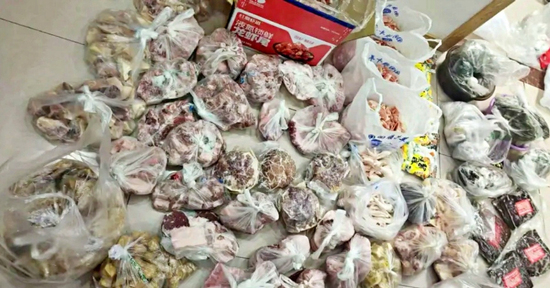 Không về quê ăn Tết, người phụ nữ U60 được mẹ 'tiếp tế' 7 thùng quà