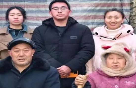 Người mẹ khóc mù một bên mắt, hạnh phúc gặp lại con sau 34 năm