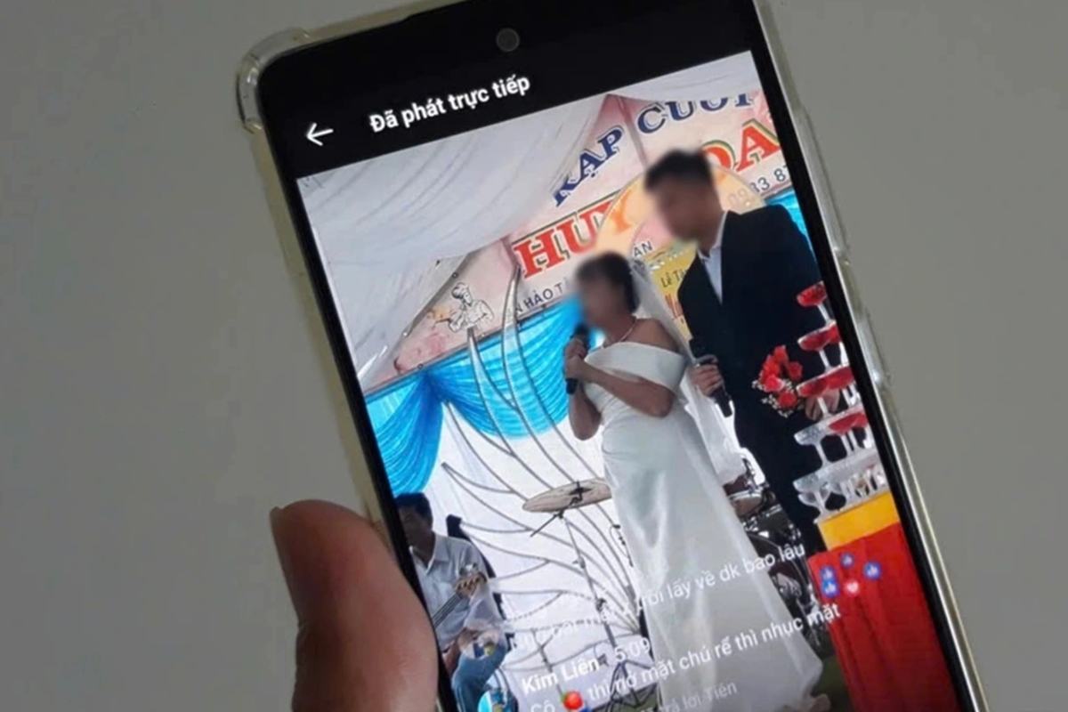 Chú rể 33 tuổi lấy vợ 65 tuổi lớn tuổi hơn cả mẹ mình, nhan sắc cô dâu khiến ai nấy choáng váng - Ảnh 1.