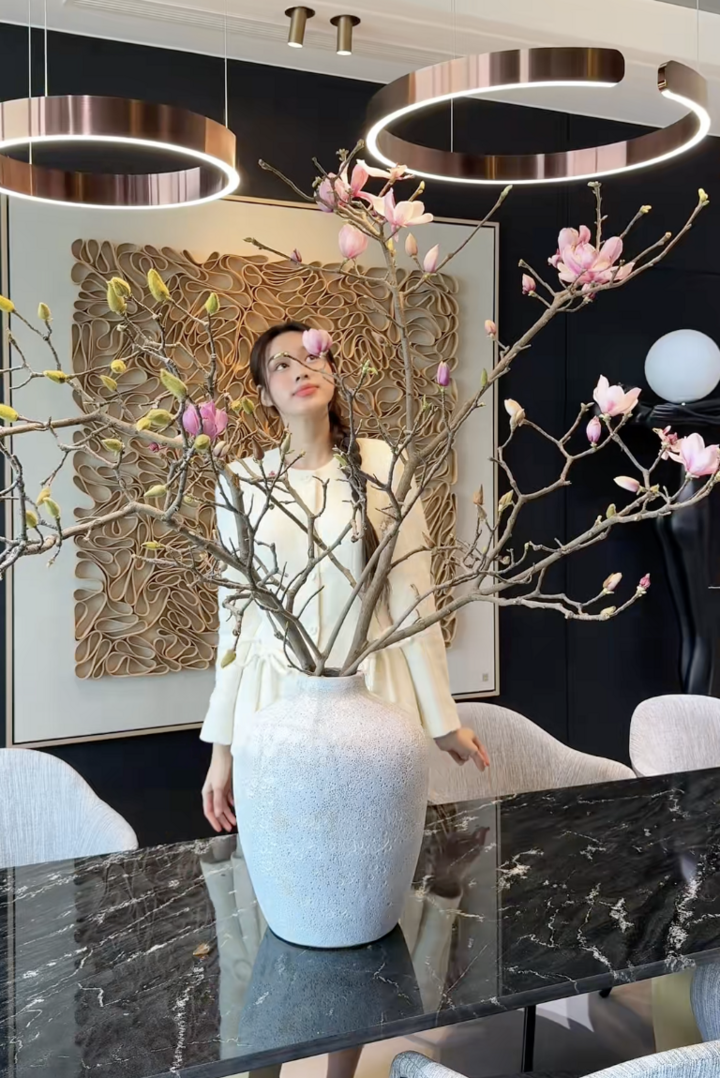 Loài hoa được Hoa hậu Đỗ Thị Hà cắm trong dịp Tết Bính Ngọ có gì đặc biệt lại gây sốt? - Ảnh 2.