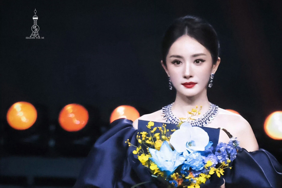 Mỹ nhân đẹp nhất Đêm hội Weibo: Thần thái cao sang như dát vàng lên mặt, đỉnh phát hờn luôn đấy