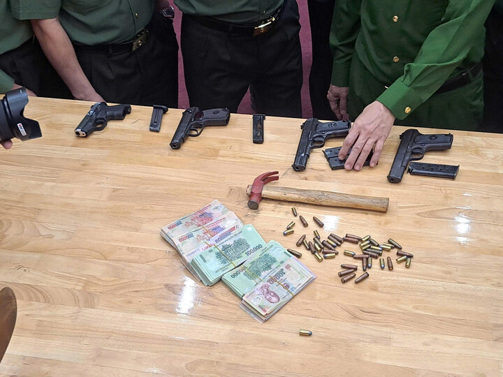 Cơ quan điều tra thu giữ nhiều vật chứng của vụ án: 4 khẩu súng (loại súng ngắn, chưa xác định chủng loại; 46 viên đạn, khoảng 1kg đạn chì); khoảng 930 triệu đồng tiền mặt, 2 nhẫn vàng và nhiều đồ vật, tài liệu khác có liên quan.