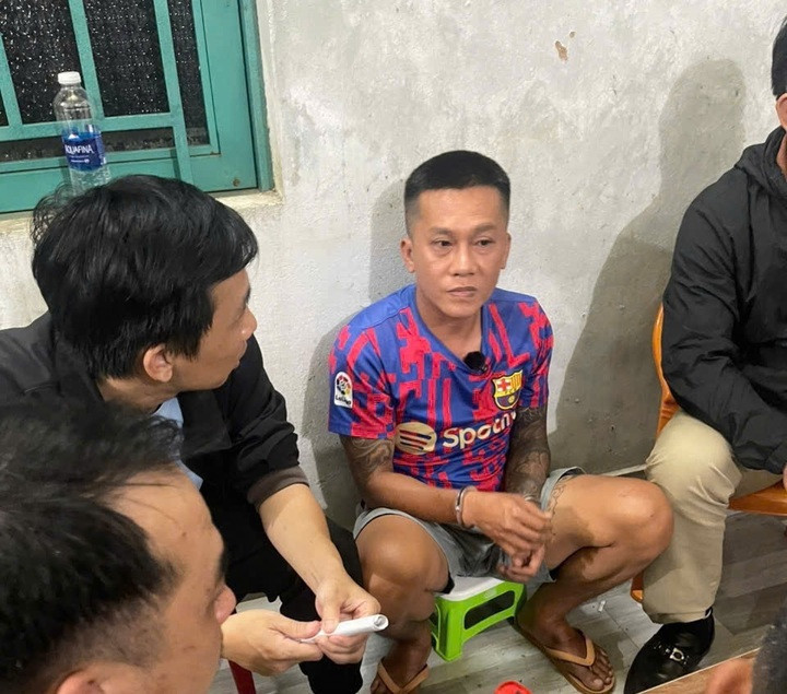 Nghi phạm Nguyễn Anh Tài (áo kẻ đỏ) có đến 4 khẩu súng đã lên đạn để sẵn sàng chống trả lực lượng chức năng.