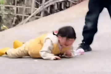 Bí mật sau bức ảnh bé gái ngã khiến cặp cha mẹ nổi tiếng bị chỉ trích!