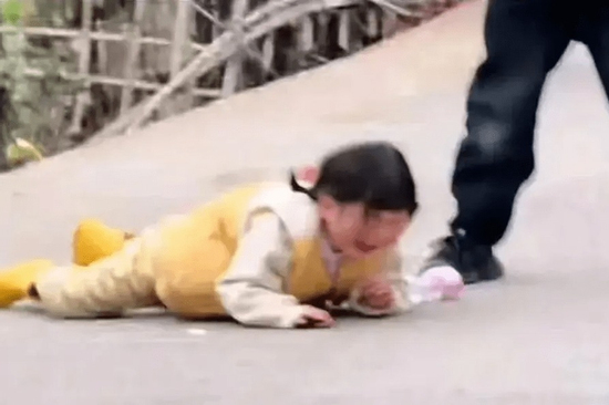 Bí mật sau bức ảnh bé gái ngã khiến cặp cha mẹ nổi tiếng bị chỉ trích!