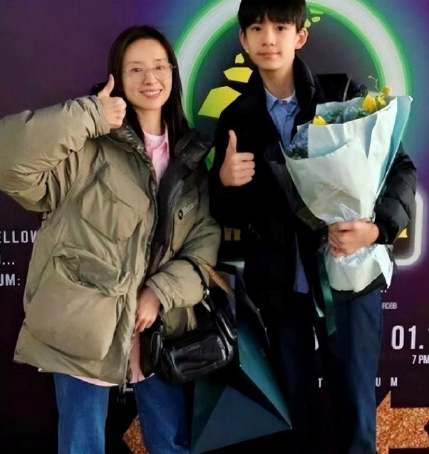 Bị quay lưng vì ồn ào ly hôn, nàng