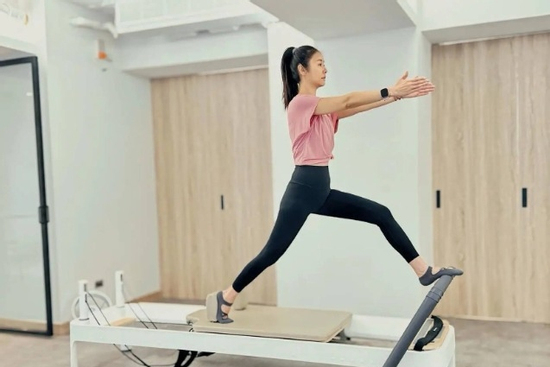 Lâm Tâm Như khoe vóc dáng cân đối khi luyện tập Pilates ở tuổi 50