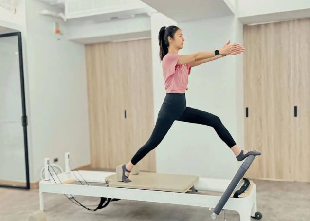 Lâm Tâm Như khoe vóc dáng cân đối khi luyện tập Pilates ở tuổi 50 - Ảnh 1