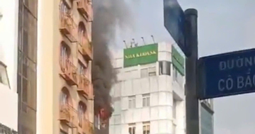 Nhà hàng 5 tầng bốc cháy giữa trung tâm TPHCM
