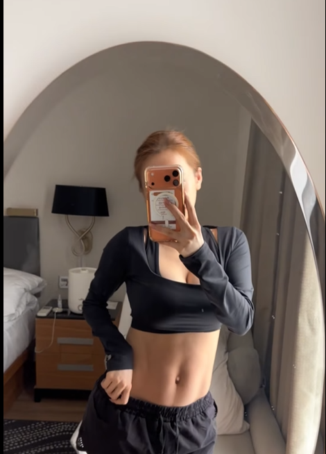 Nhã Phương khoe vòng eo săn chắc 'như chưa từng mang bầu' sau 2 tuần sinh con thứ 3 - Ảnh 1.