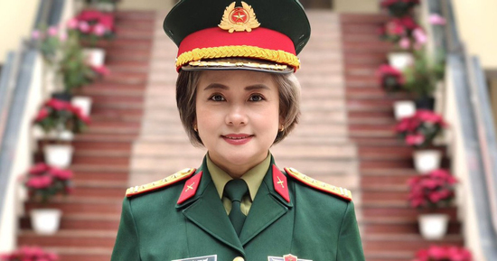 Nữ NSND mang hàm Đại tá khoe mái tóc bạc 'gây sốt'