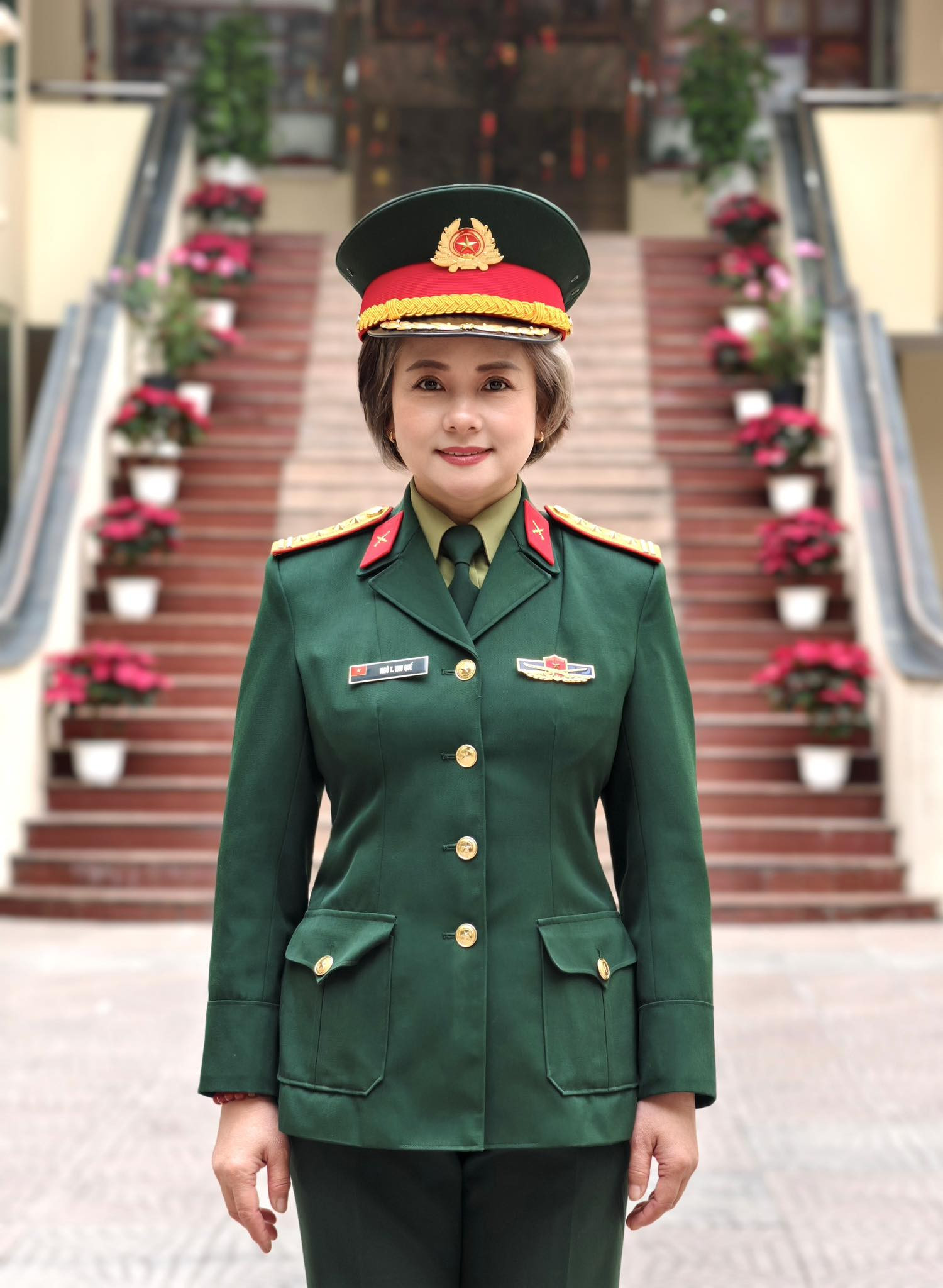 Nữ NSND mang hàm Đại tá khoe mái tóc bạc 'gây sốt' - Ảnh 2.