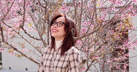 Ca sĩ Tóc Tiên 'đốn tim' người hâm mộ bên mai anh đào